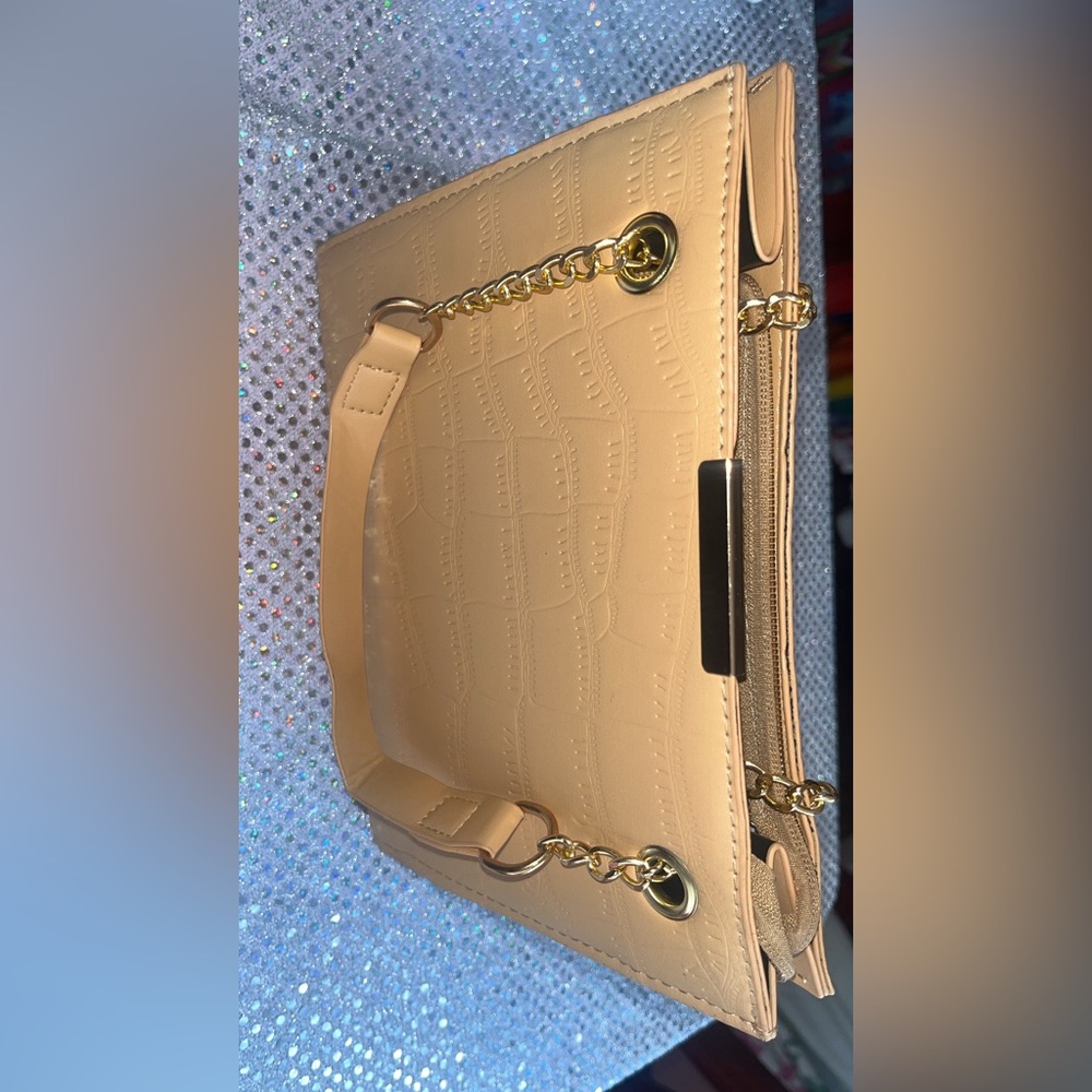 Handbags - Picture 2 of 6